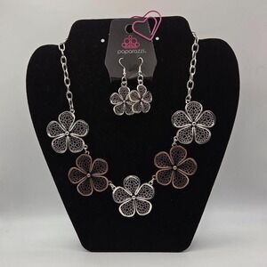 Paparazzi "No Common Daisy" Necklace & Earring Set